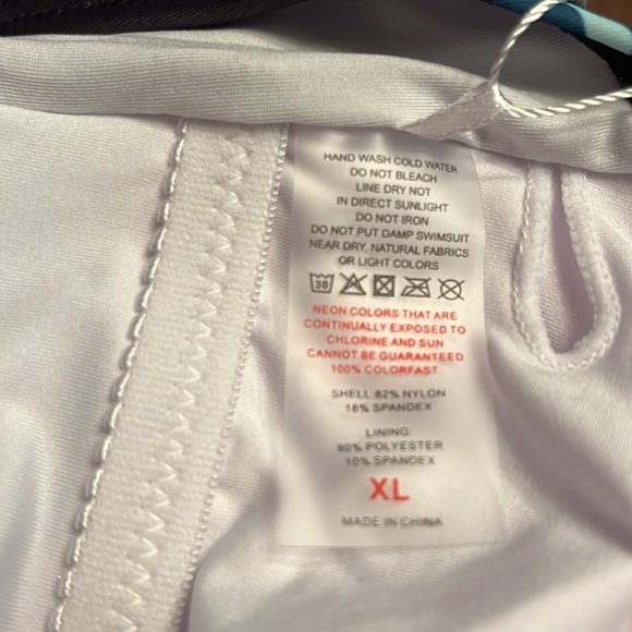 Smismivo women’s red and black floral halter one piece swimsuit Size XL NWT - Picture 5 of 7